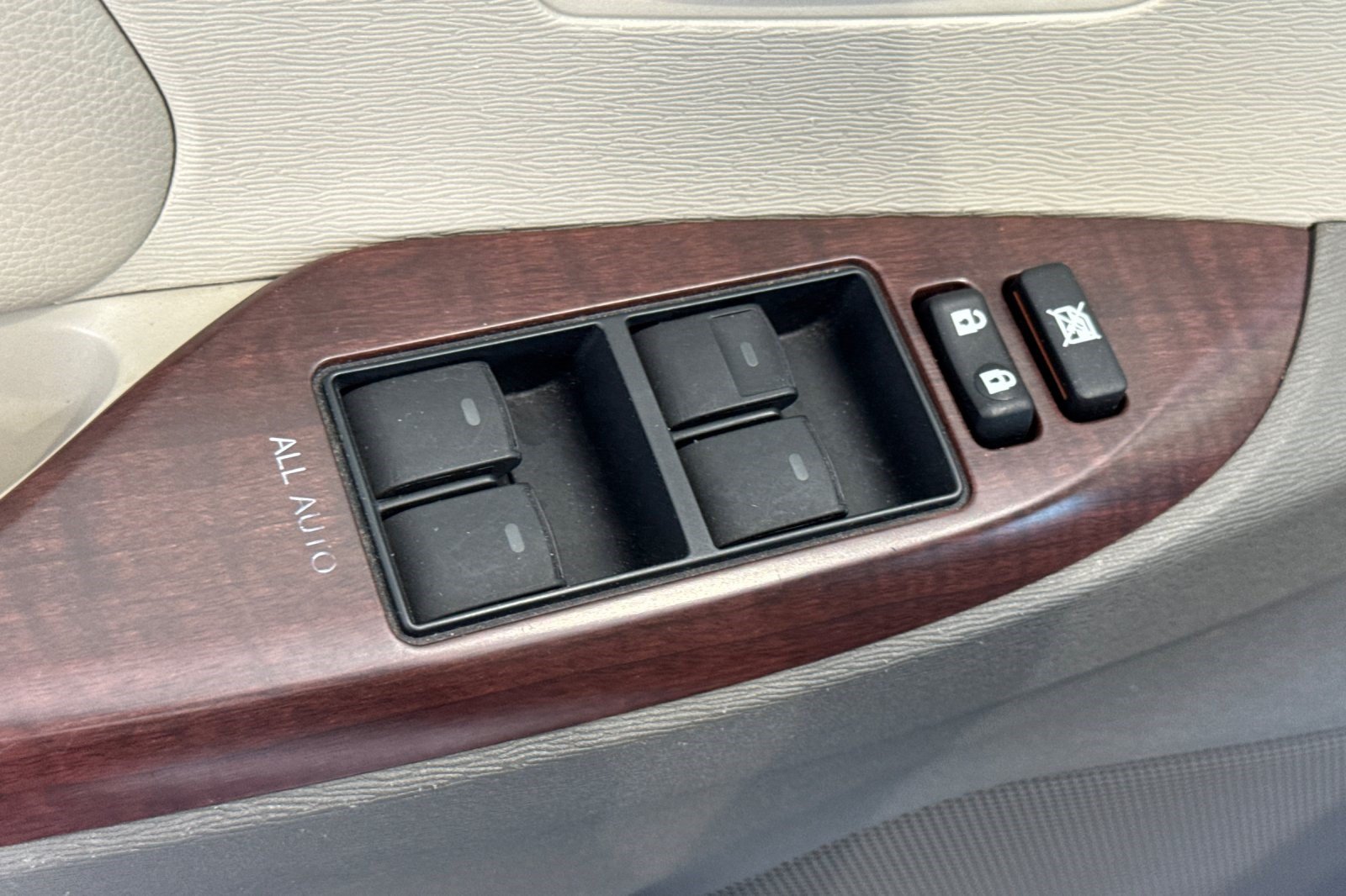 Used 2011 Toyota Sienna XLE FWD image 13