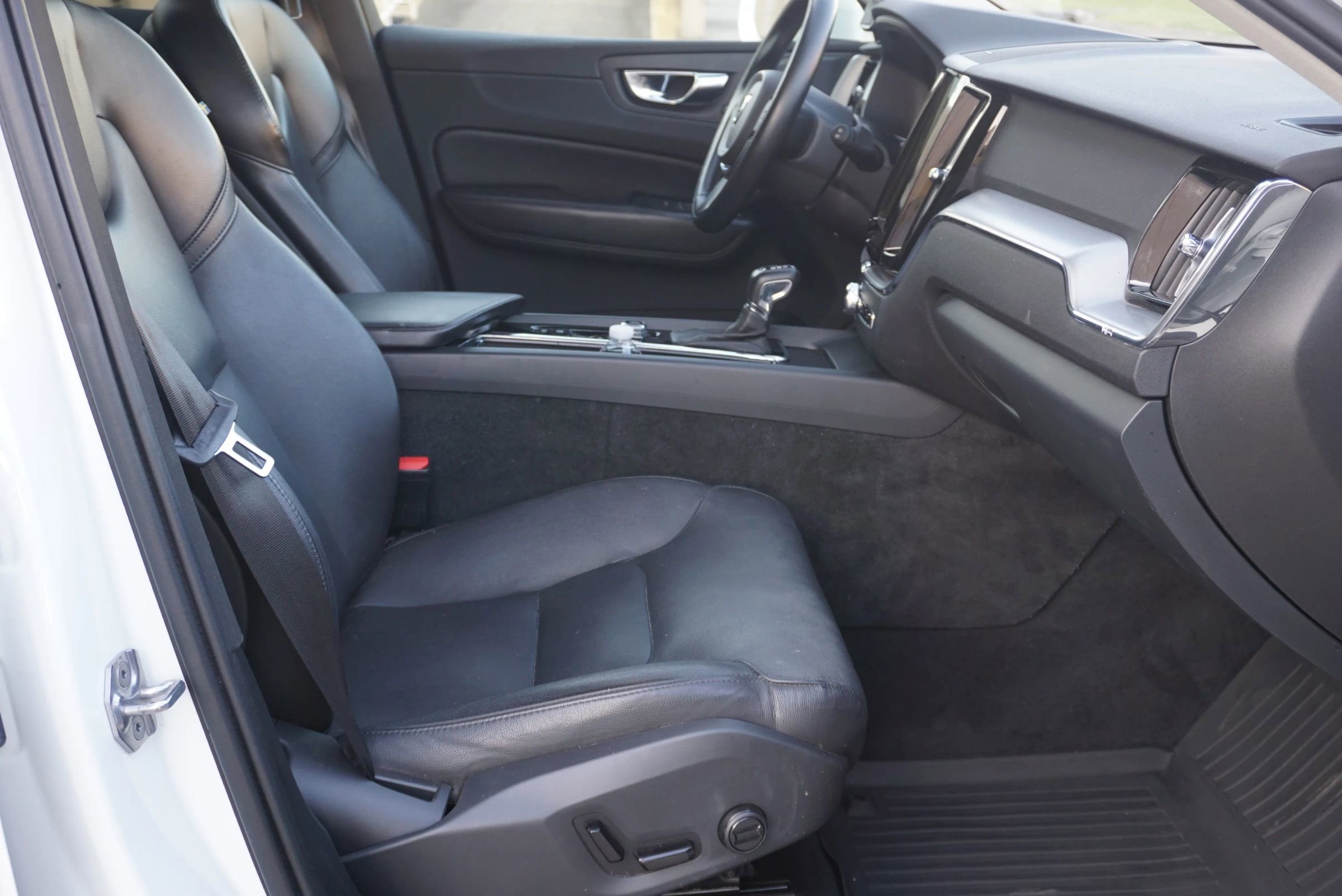 Used 2019 Volvo XC60 T5 Momentum w/ Multimedia Package image 14