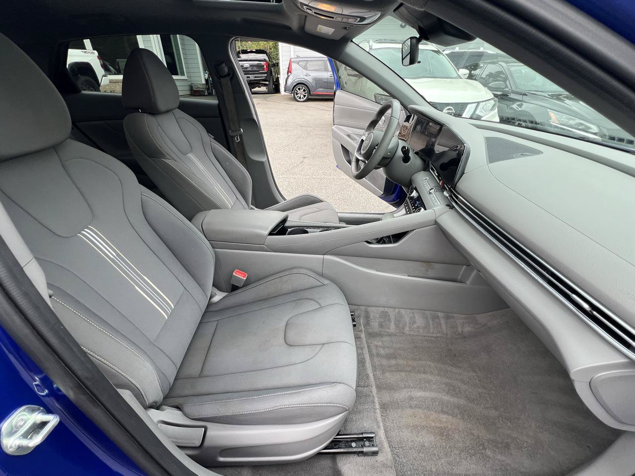 Used 2024 Hyundai Elantra SEL w/ Convenience Package FWD image 11