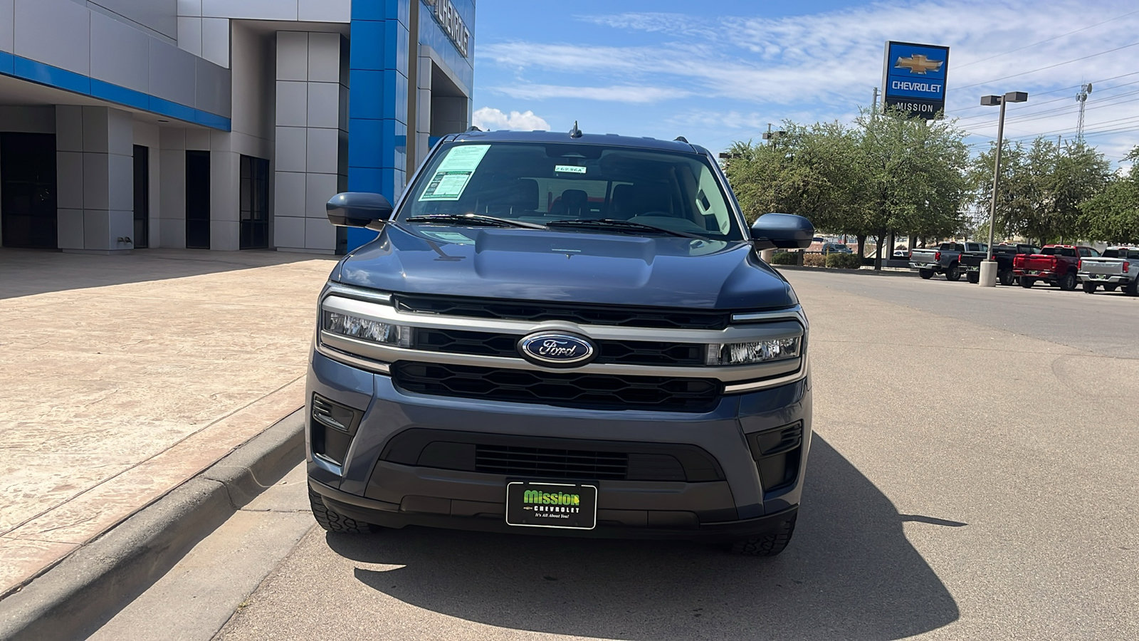 Used 2023 Ford Expedition XLT RWD image 2