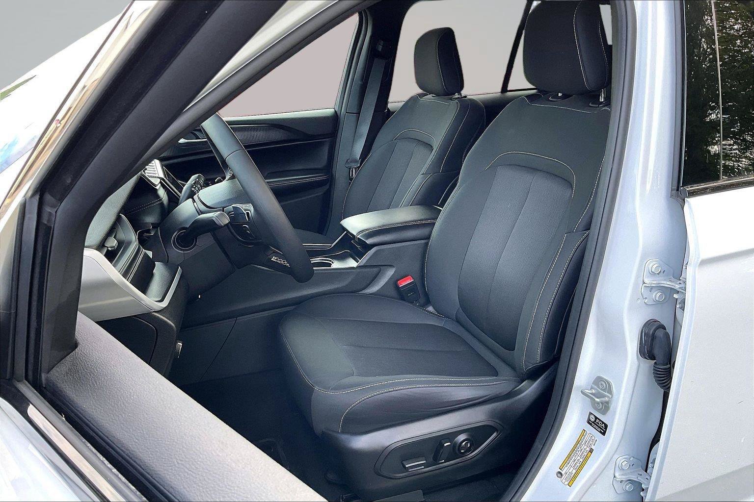 Used 2025 Jeep Grand Cherokee Laredo X AWD/4WD image 24