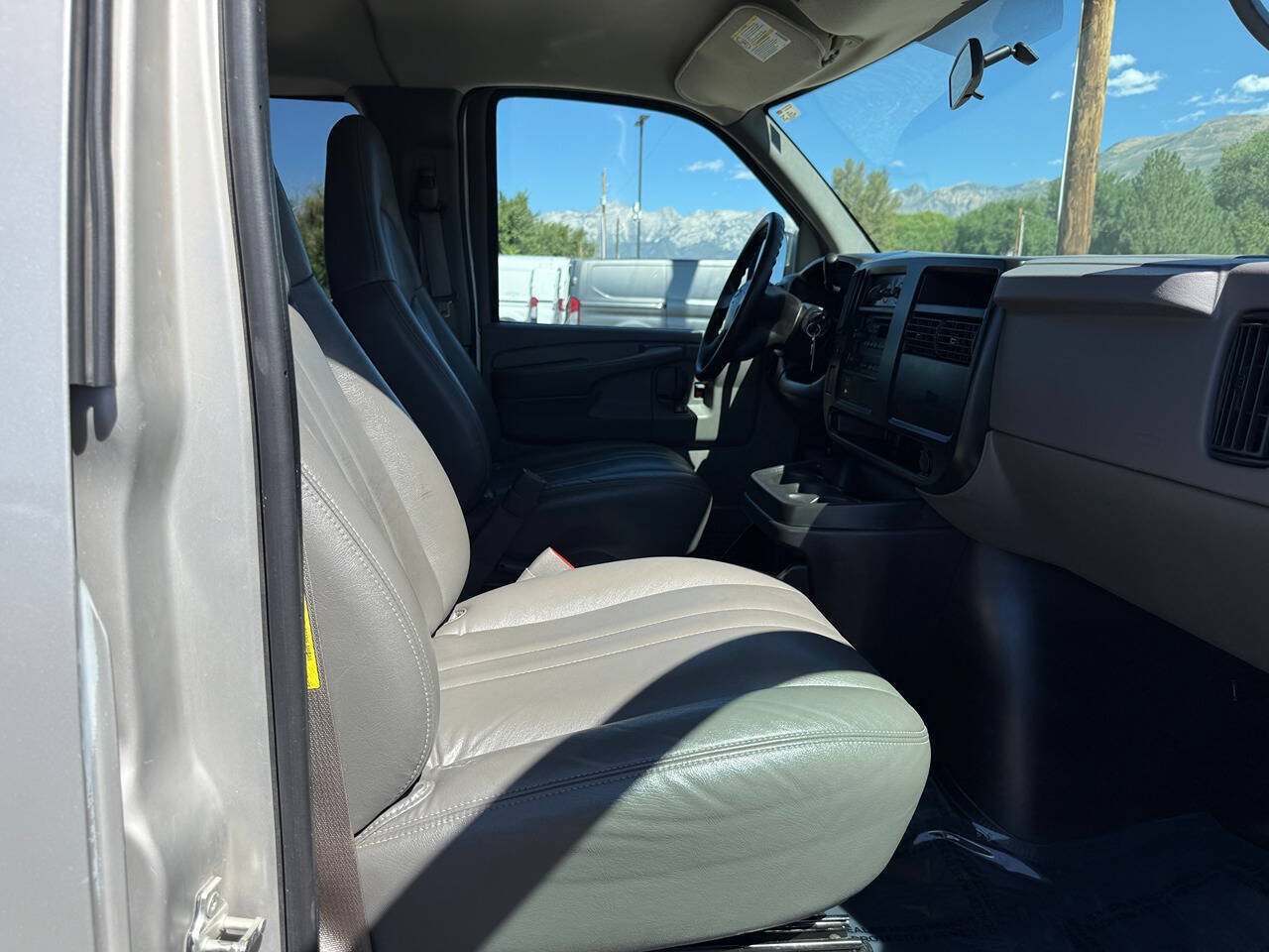 Used 2005 Chevrolet Express 2500 Passenger RWD image 17