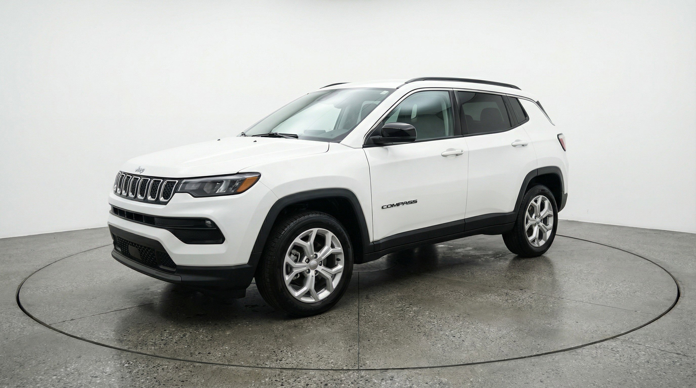 Used 2025 Jeep Compass Latitude AWD/4WD image 3