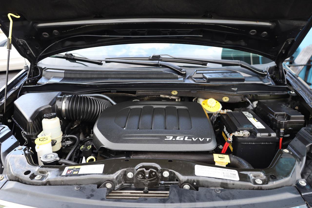 Used 2015 Chrysler Town & Country Limited Platinum FWD image 19
