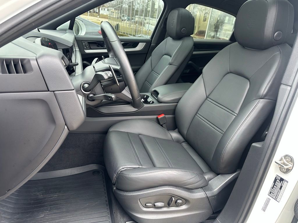 Used 2025 Porsche Cayenne Coupe image 9