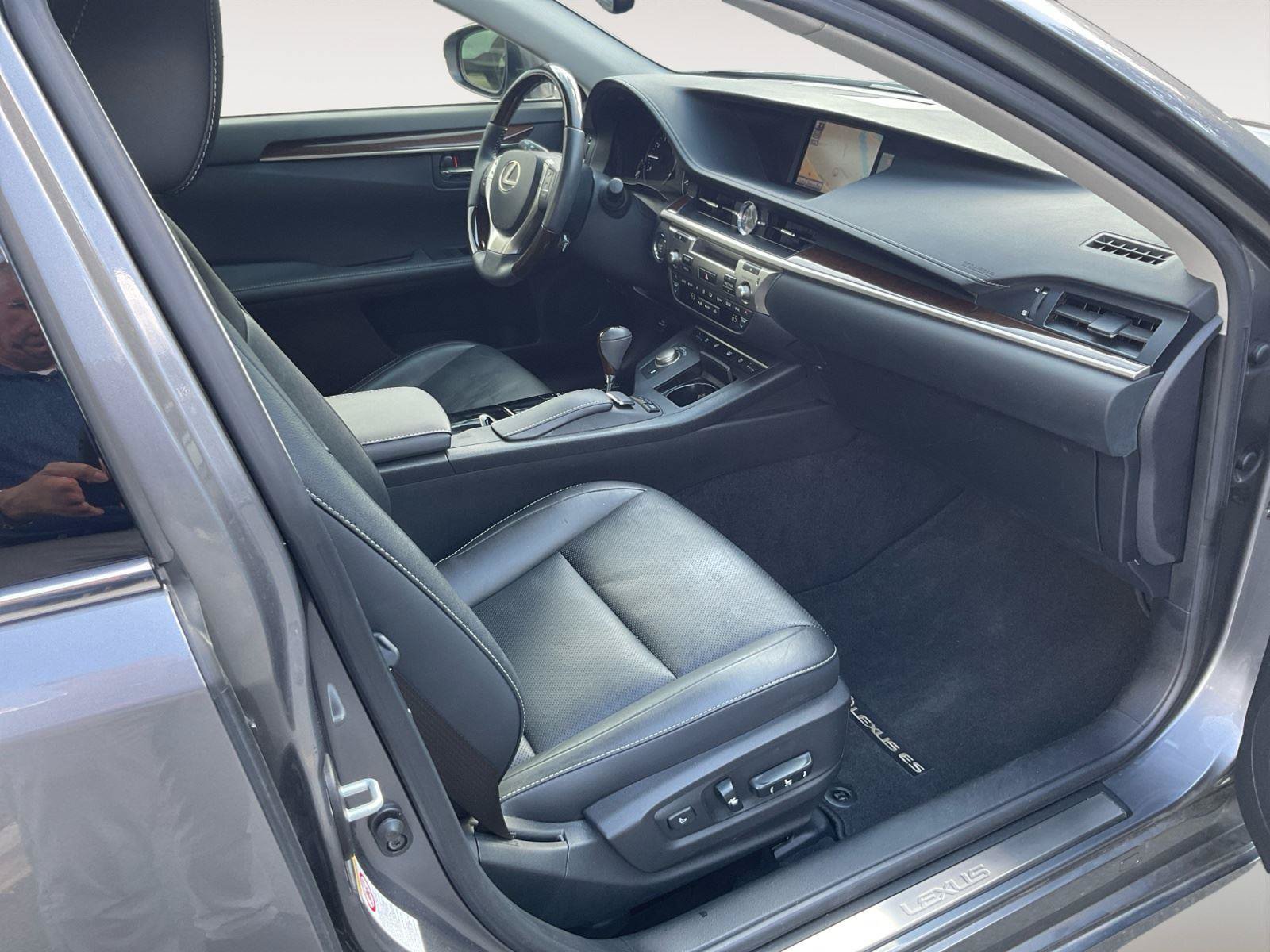 Used 2014 Lexus ES 350 w/ Luxury Package FWD image 12