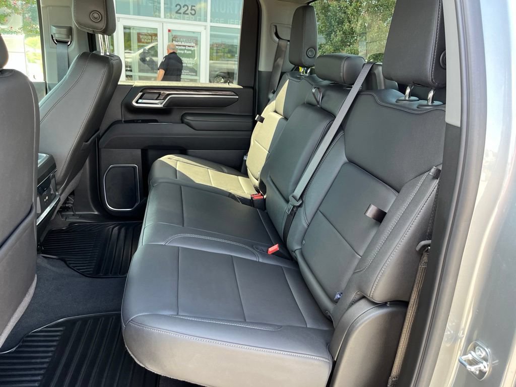 Used 2025 Chevrolet Silverado 2500 LTZ w/ LTZ Convenience Package AWD/4WD image 17
