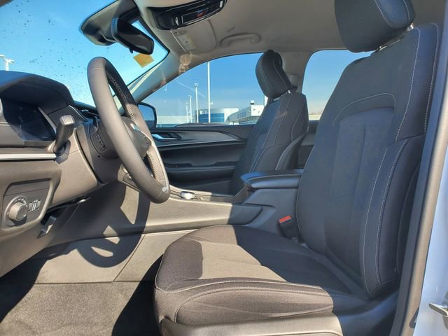 Used 2023 Jeep Grand Cherokee Laredo image 5