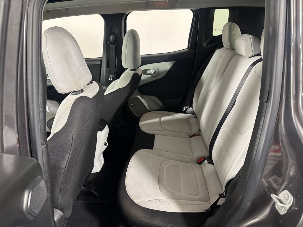 Used 2019 Jeep Renegade Latitude w/ UConnect 8.4 Nav Group FWD image 18