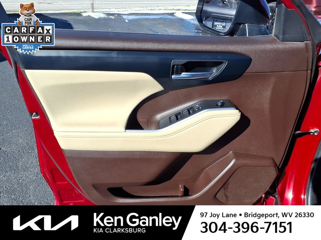 Used 2022 Toyota Highlander XLE image 11