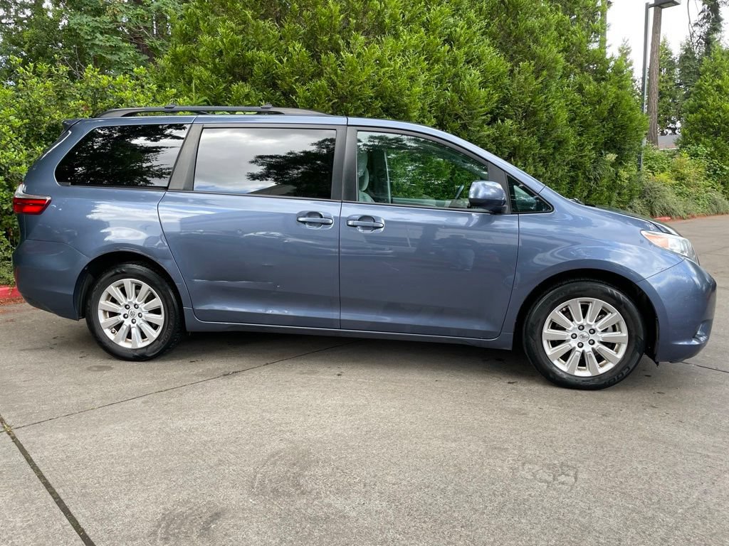 Used 2015 Toyota Sienna LE AWD/4WD image 3