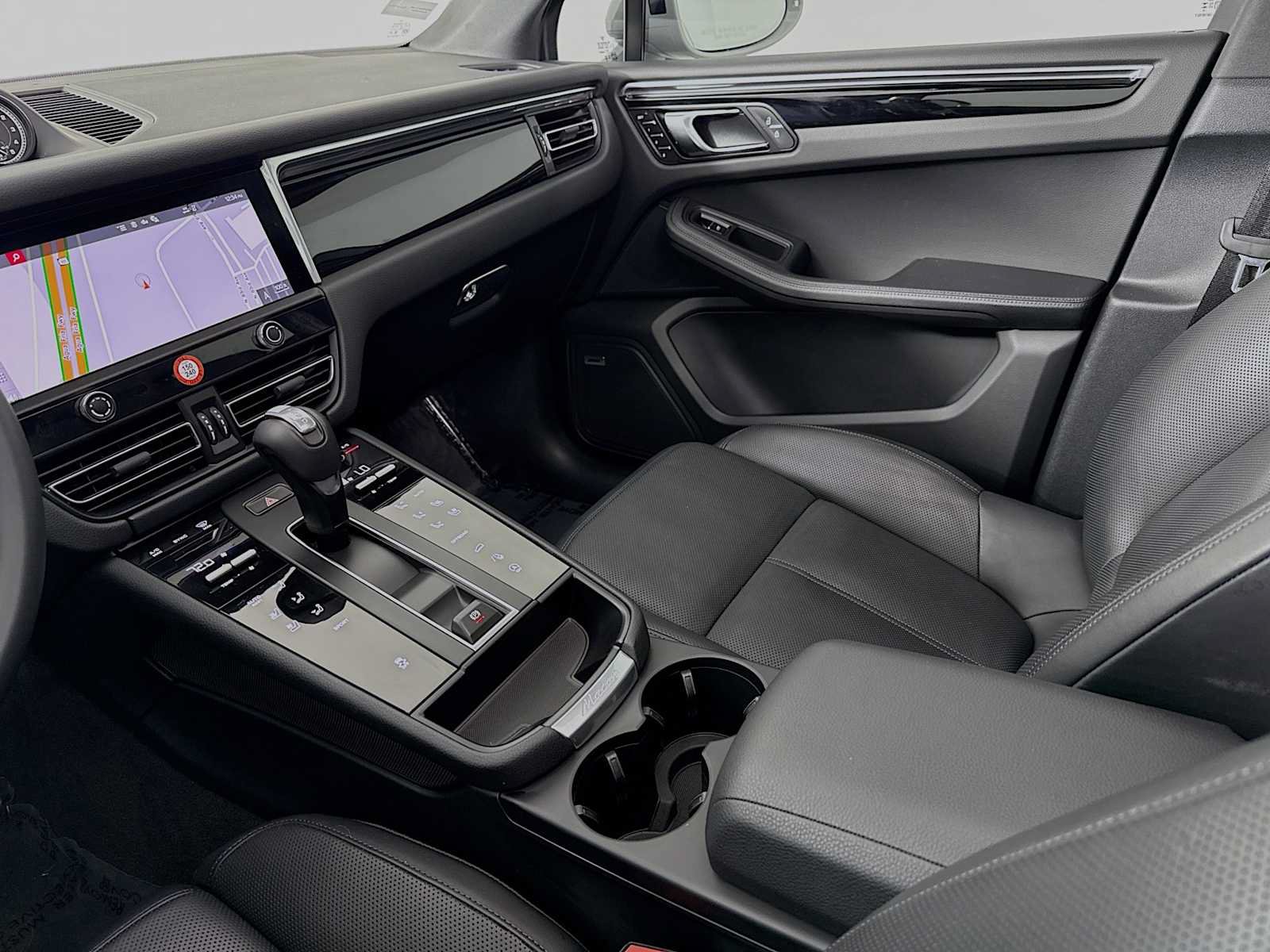 Certified 2025 Porsche Macan AWD/4WD image 25
