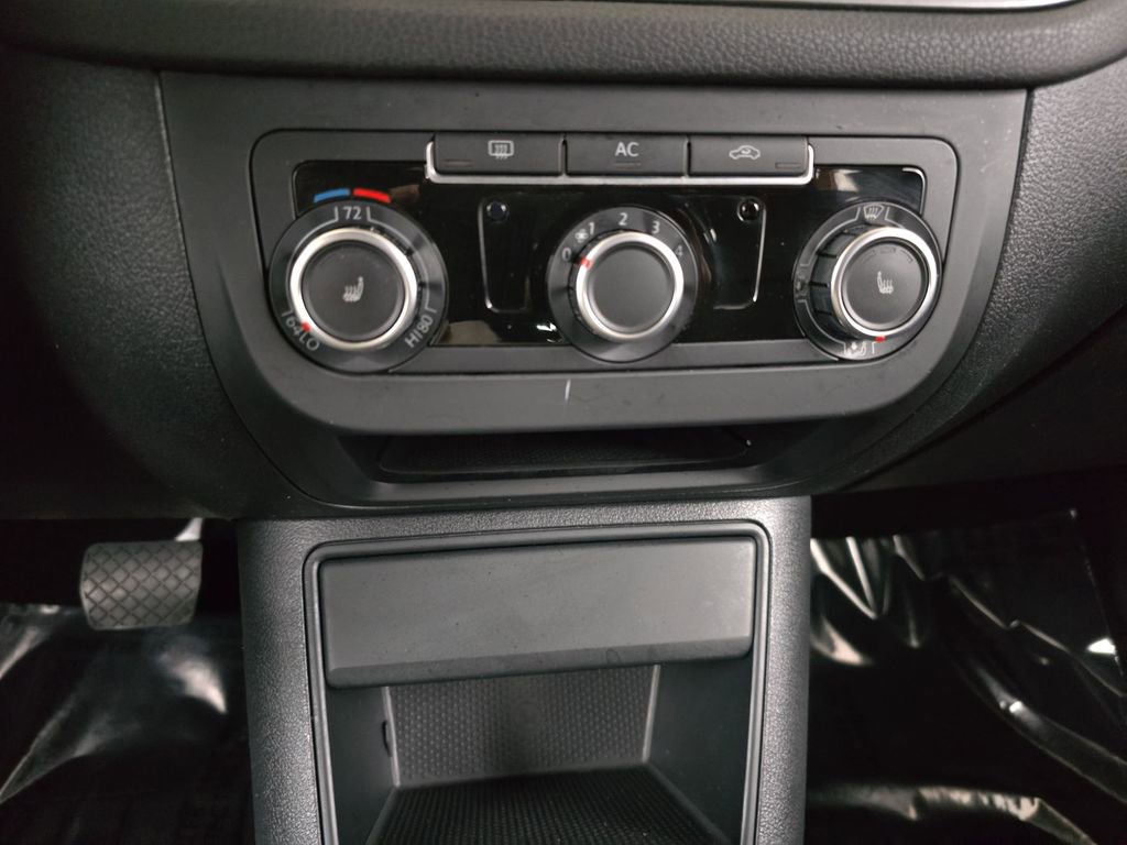 Used 2011 Volkswagen Tiguan SE image 24