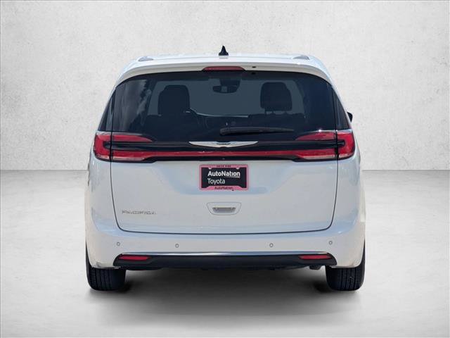 Used 2023 Chrysler Pacifica Touring-L FWD image 7