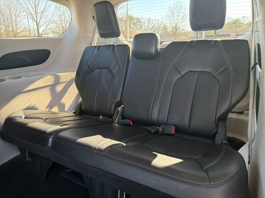Used 2024 Chrysler Pacifica Touring-L image 27