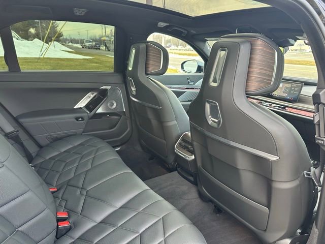 Used 2024 BMW 760i xDrive w/ Executive Package image 25