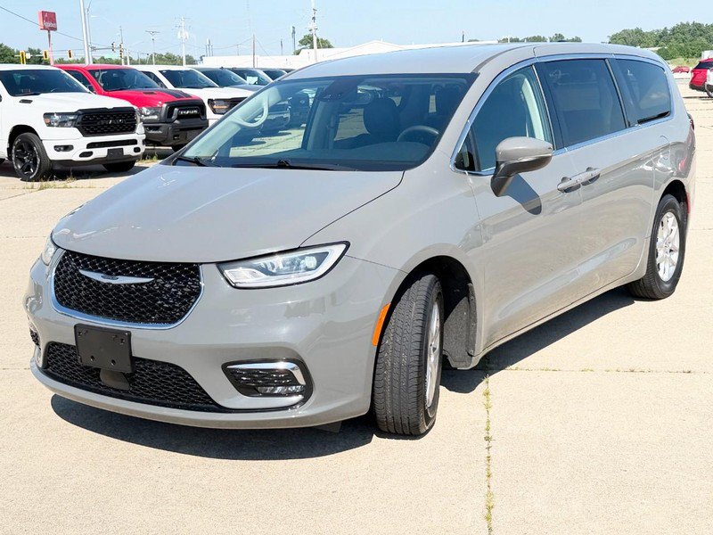 Used 2023 Chrysler Pacifica Touring-L FWD image 7