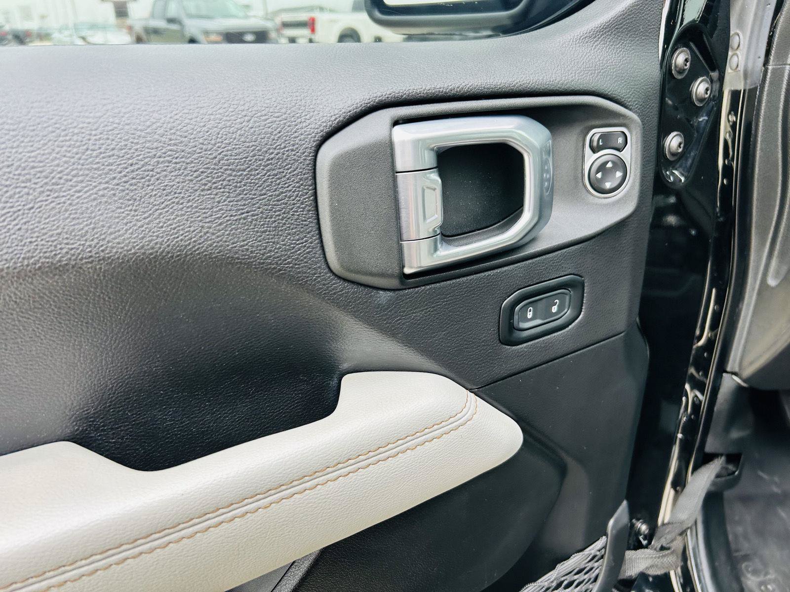 Used 2023 Jeep Wrangler Unlimited Sahara AWD/4WD image 11