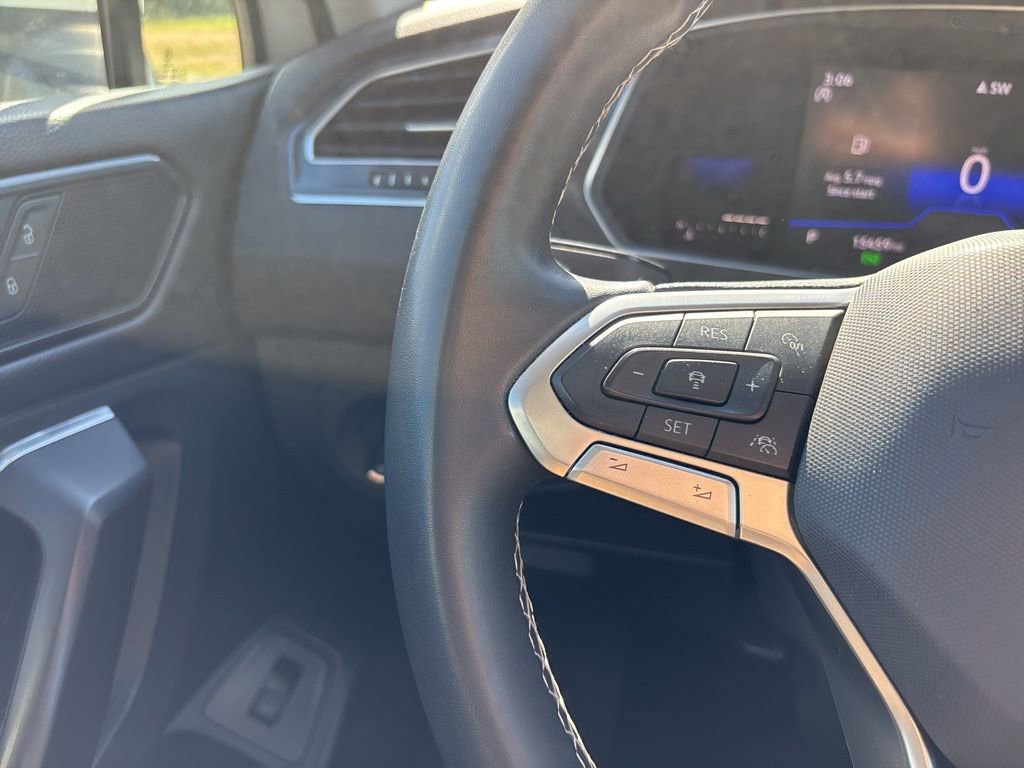 Used 2022 Volkswagen Tiguan SE w/ Panoramic Sunroof Package image 19