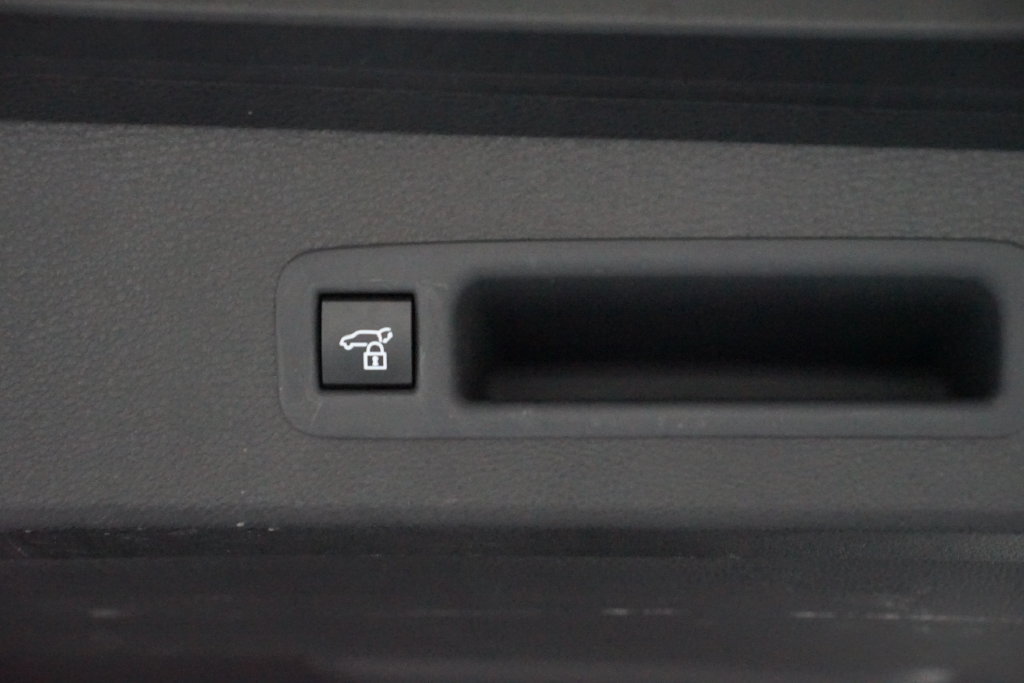 Certified 2025 Toyota Sienna XLE FWD image 36