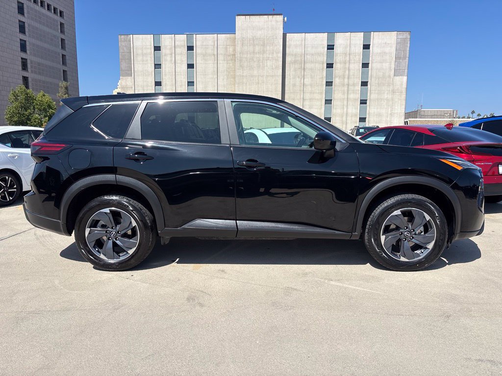 Used 2025 Nissan Rogue SV FWD image 2