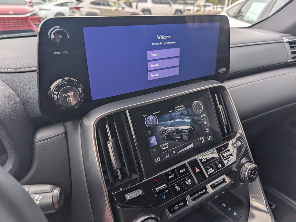 Used 2025 Lexus LX 700h Overtrail AWD/4WD image 9