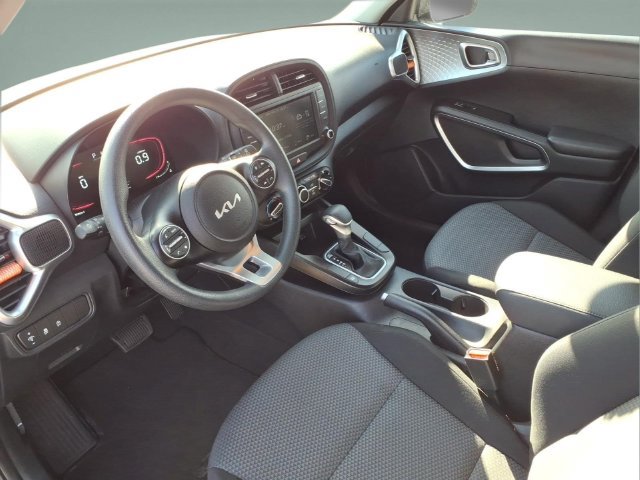 Used 2025 Kia Soul LX w/ LX Technology Package FWD image 11