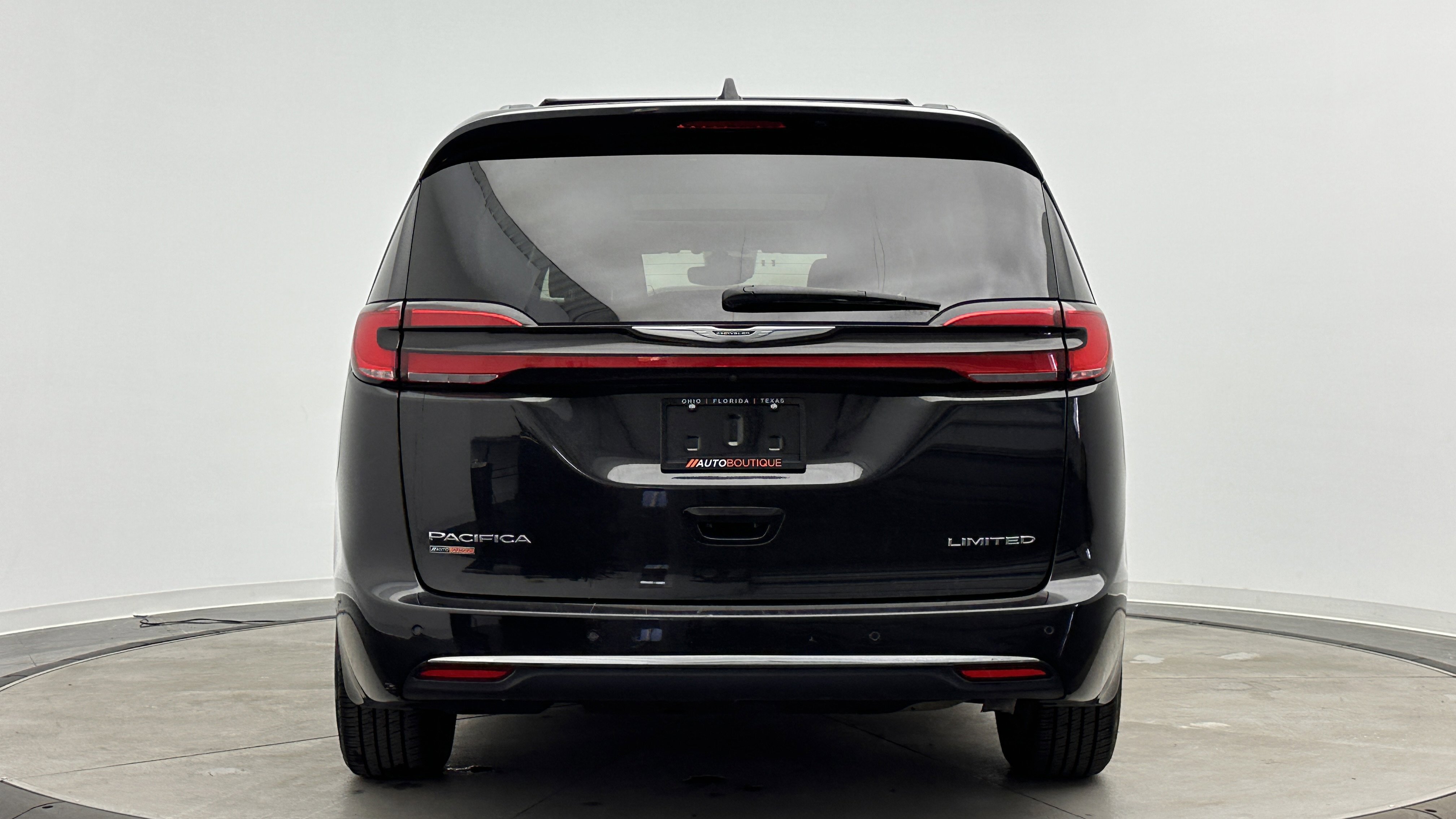 Used 2023 Chrysler Pacifica Limited image 8