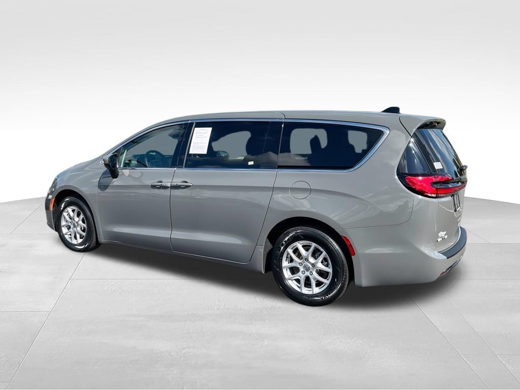 Used 2023 Chrysler Pacifica Touring-L FWD image 6