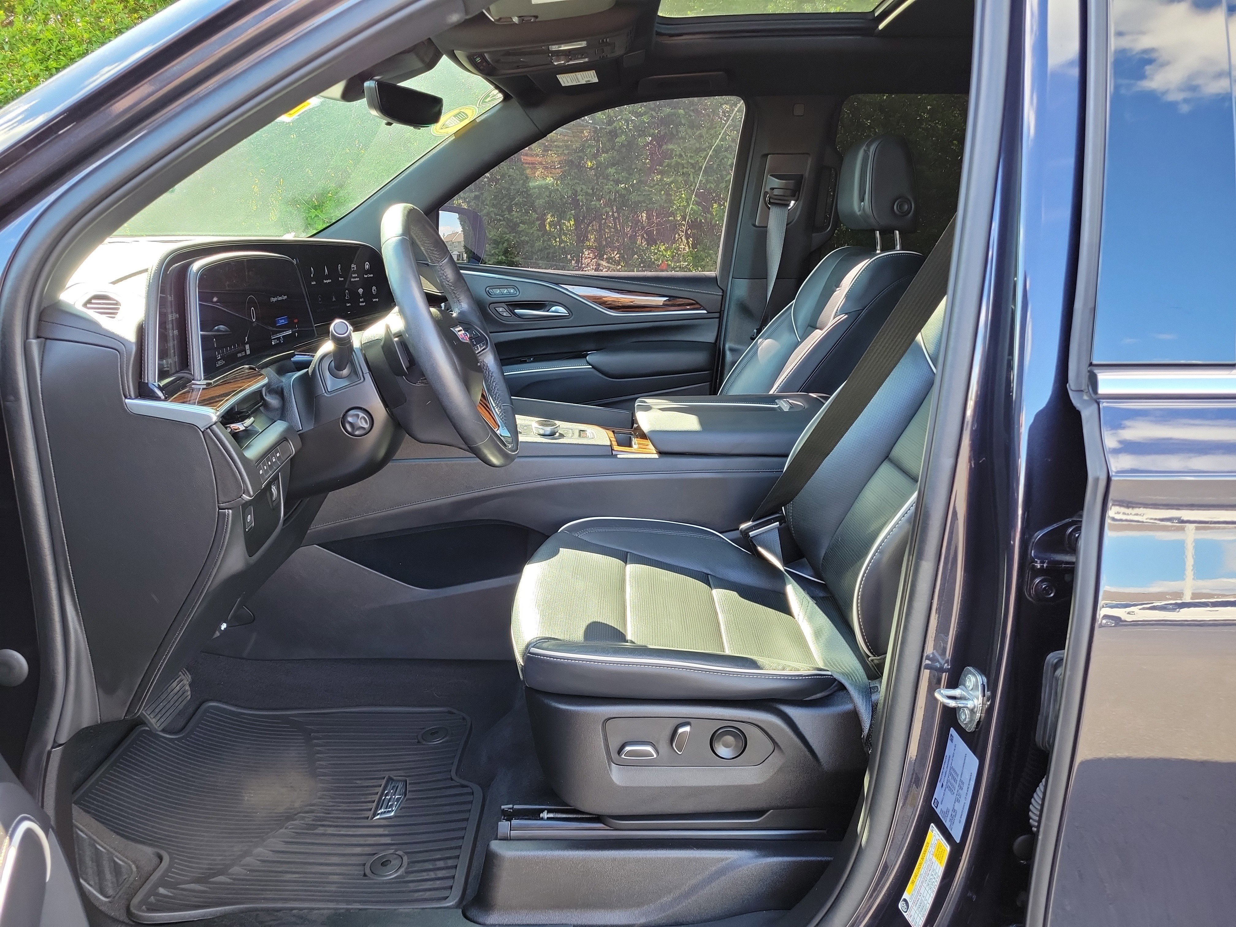 Used 2022 Cadillac Escalade Premium Luxury image 17