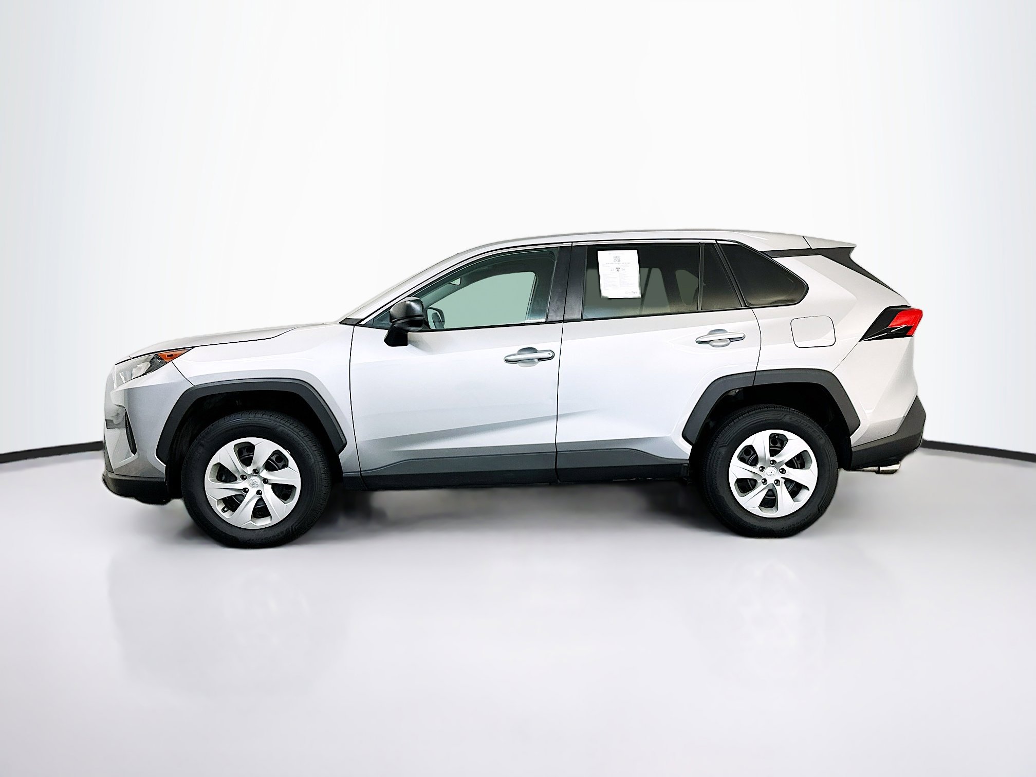 Used 2022 Toyota RAV4 LE image 4