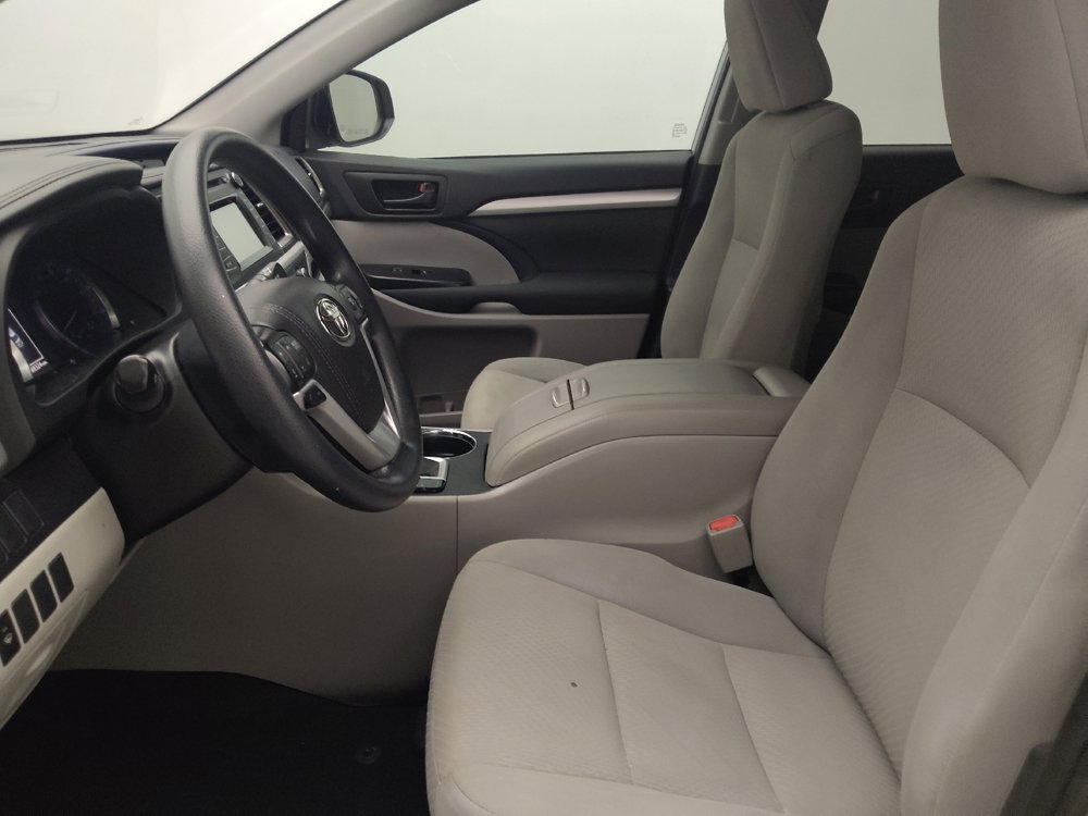 Used 2019 Toyota Highlander LE AWD/4WD image 17