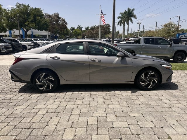 Used 2025 Hyundai Elantra SEL FWD image 14