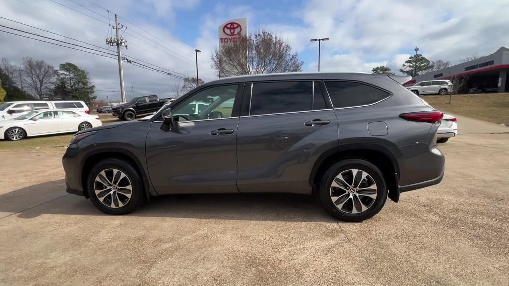 Used 2022 Toyota Highlander XLE AWD/4WD image 3