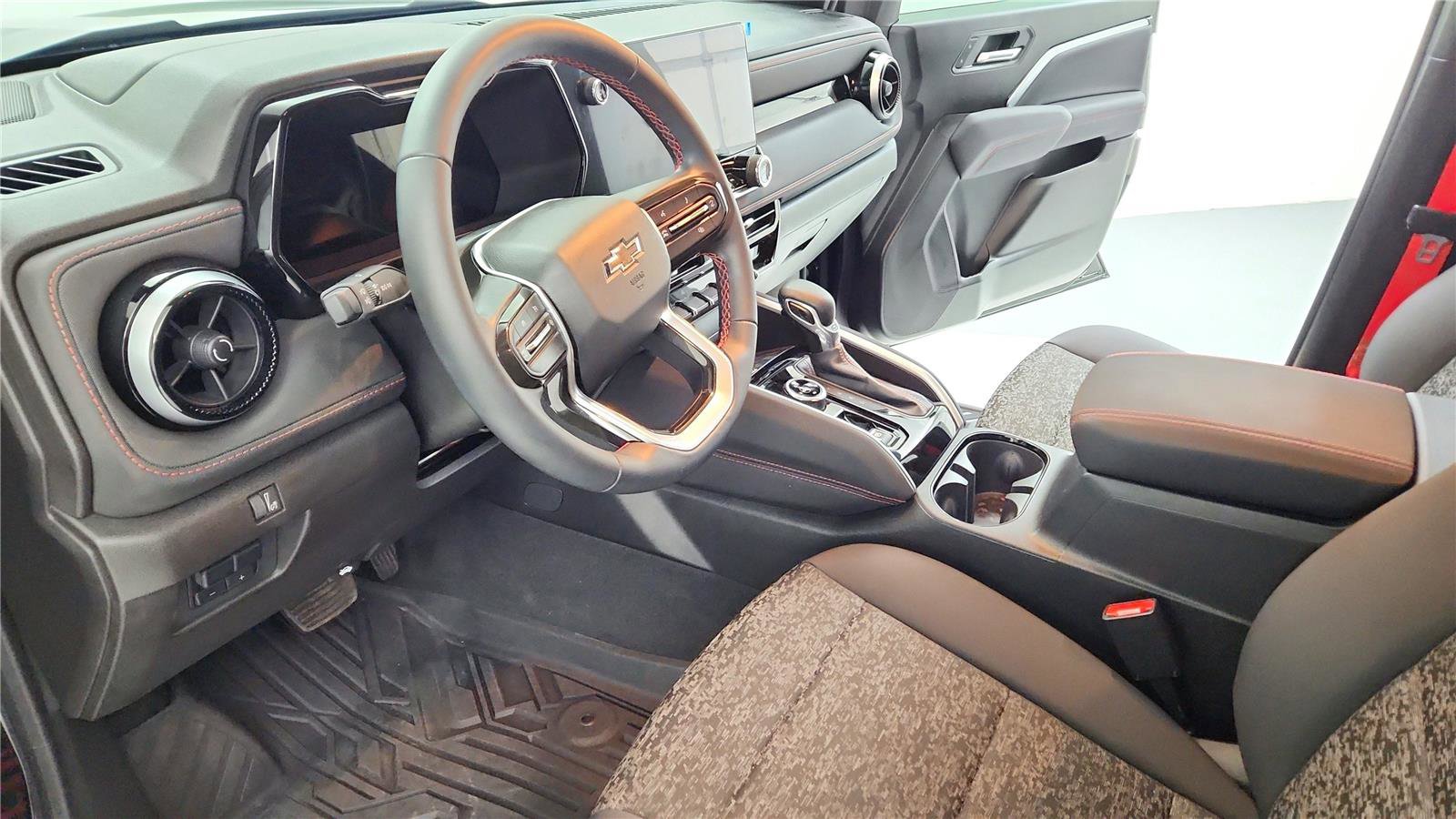 Used 2024 Chevrolet Colorado Z71 w/ Z71 Convenience Package 2 image 9