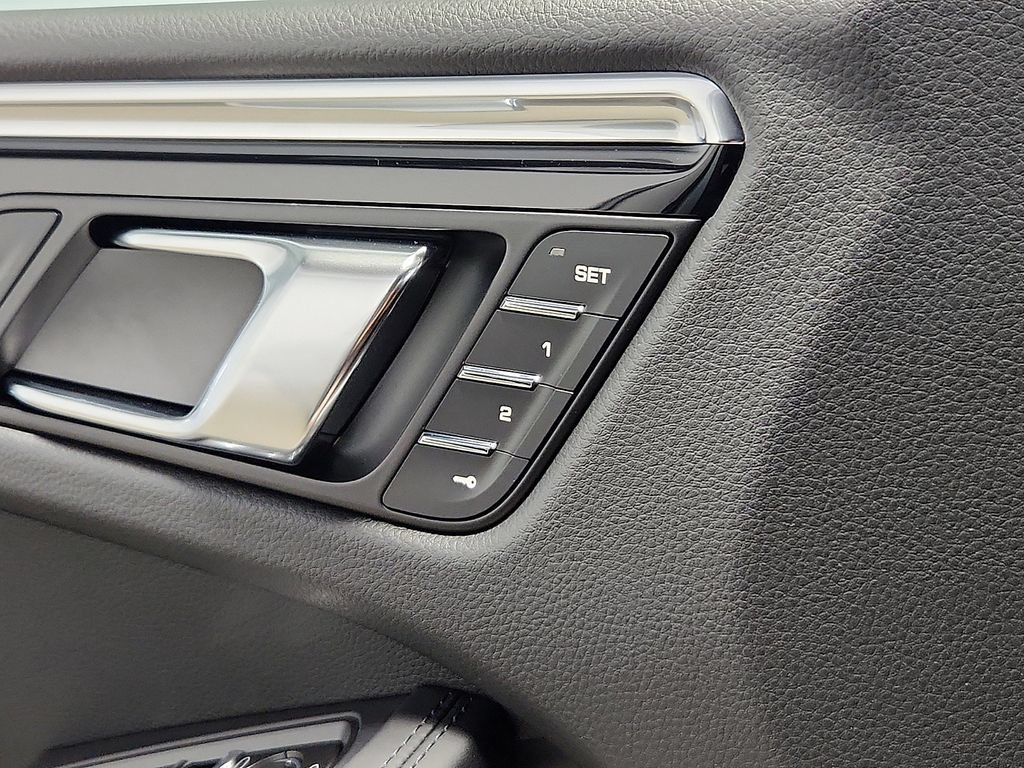 Certified 2026 Porsche Macan AWD/4WD image 25