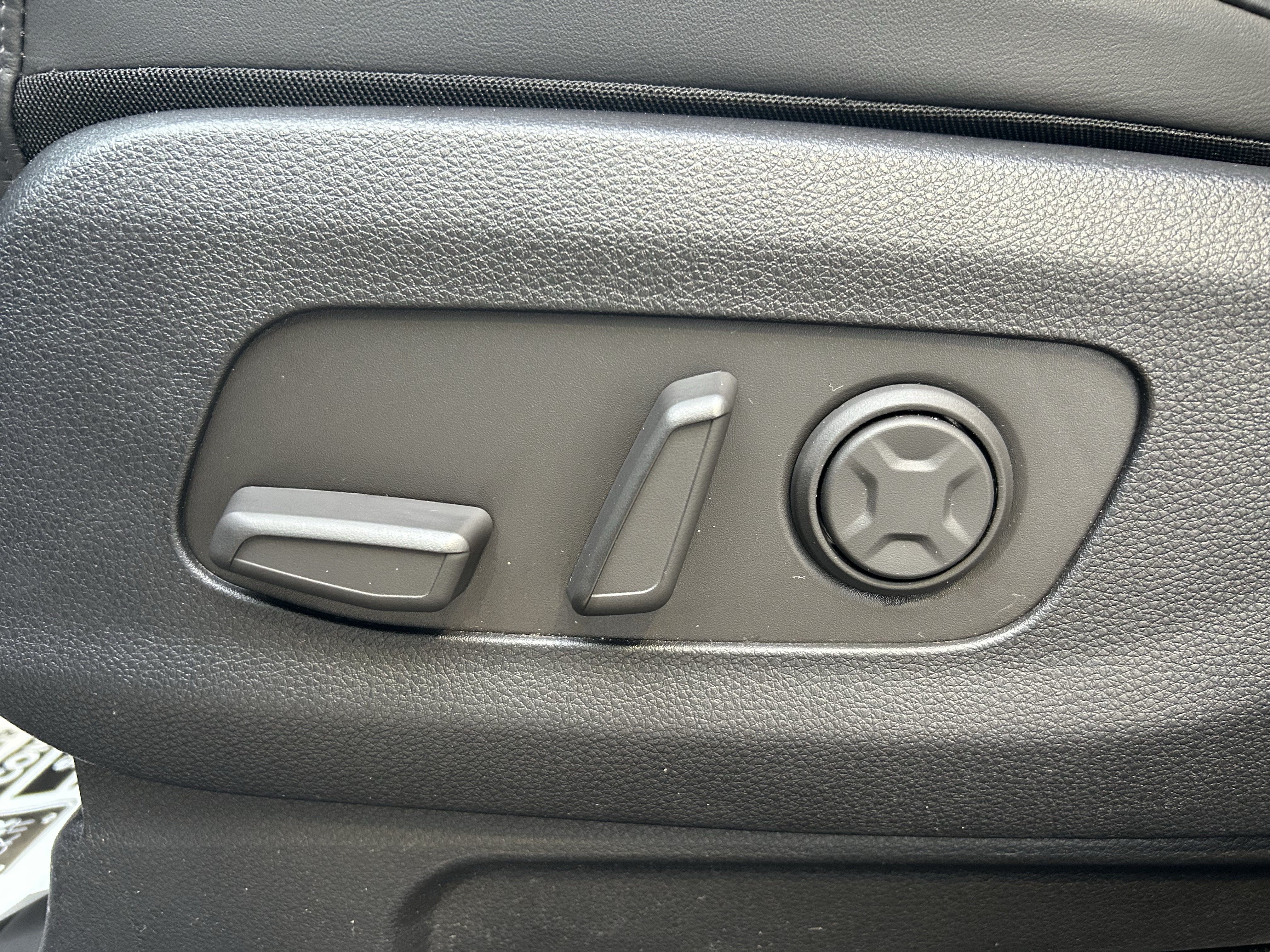 Used 2025 Kia Carnival SX w/ SX Dark Edition Package FWD image 14