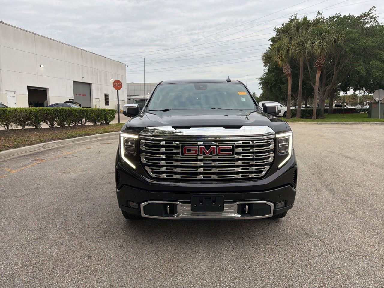 Used 2022 GMC Sierra 1500 Denali w/ Denali Carbonpro Edition AWD/4WD image 8