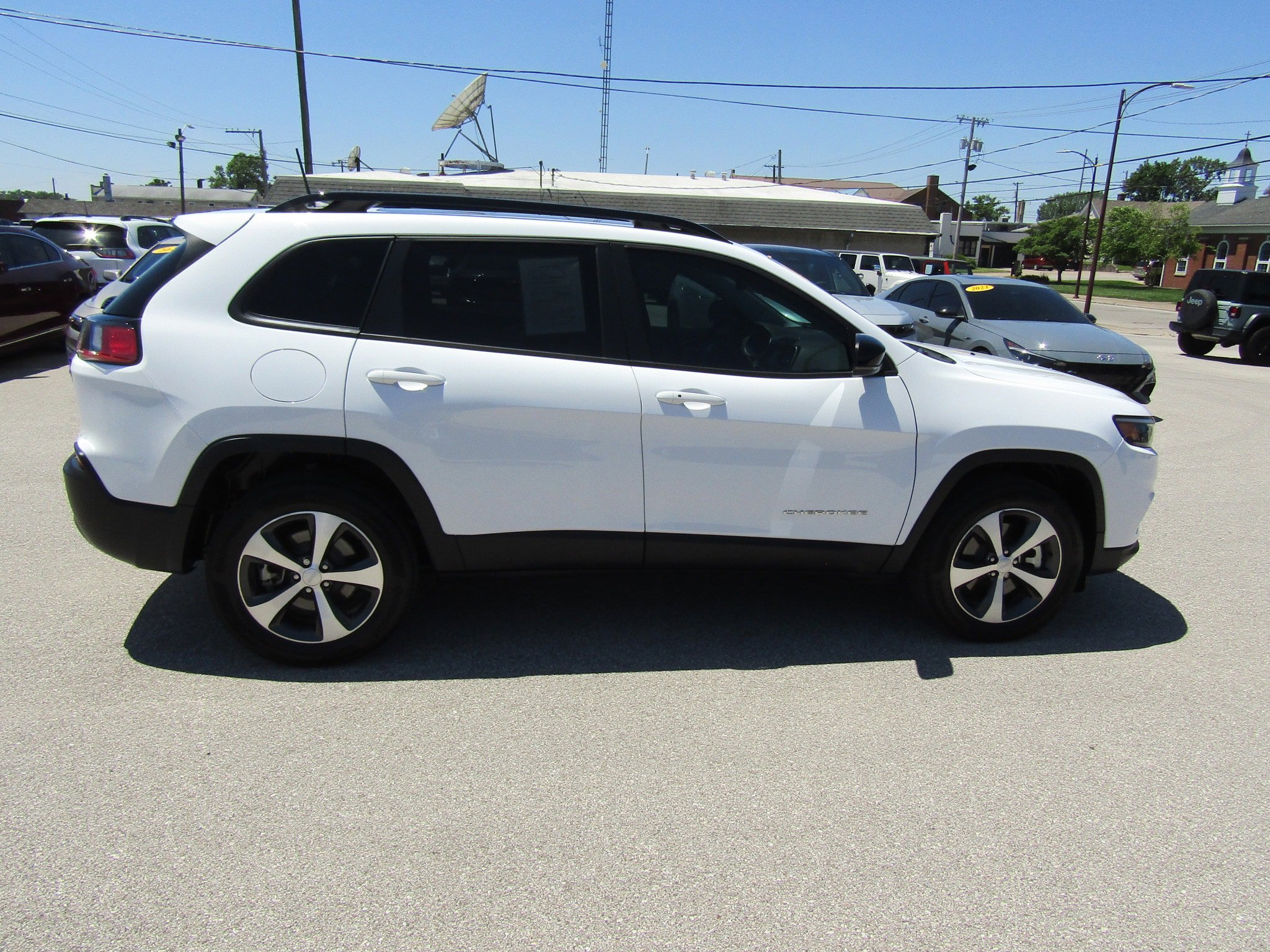 Used 2022 Jeep Cherokee Limited AWD/4WD image 2