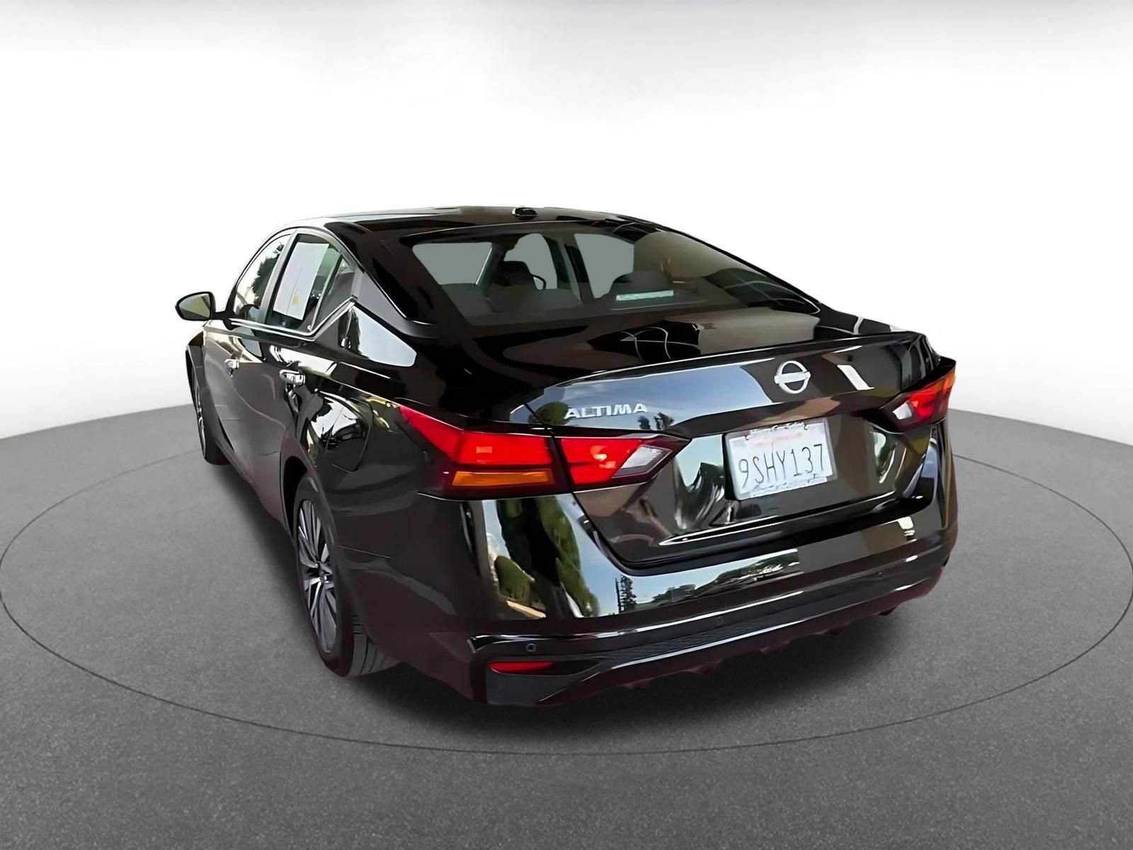 Used 2025 Nissan Altima 2.5 SV FWD image 11