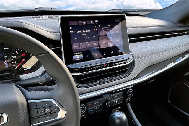 Used 2024 Jeep Compass Latitude image 9