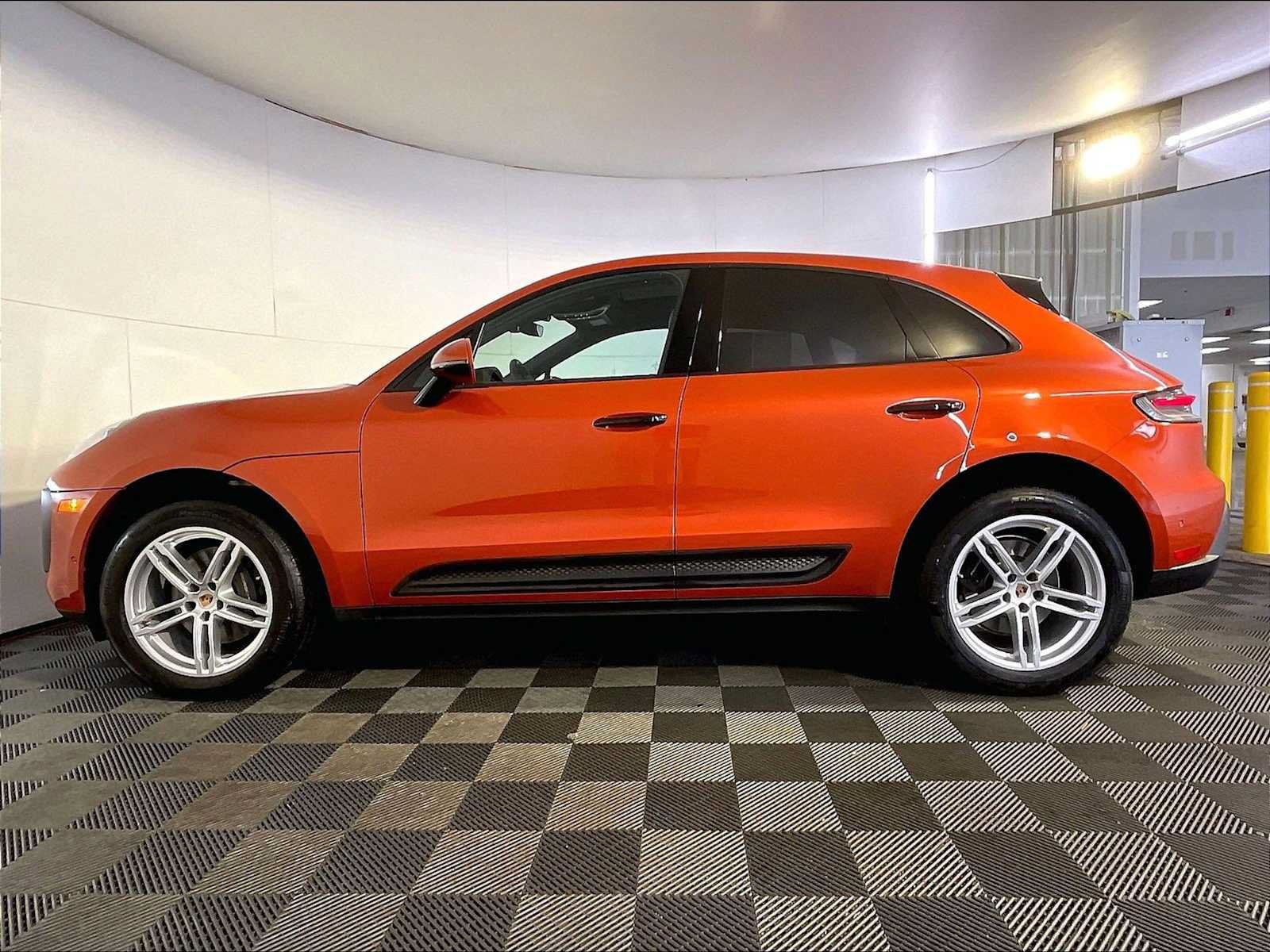 Certified 2023 Porsche Macan AWD/4WD image 2