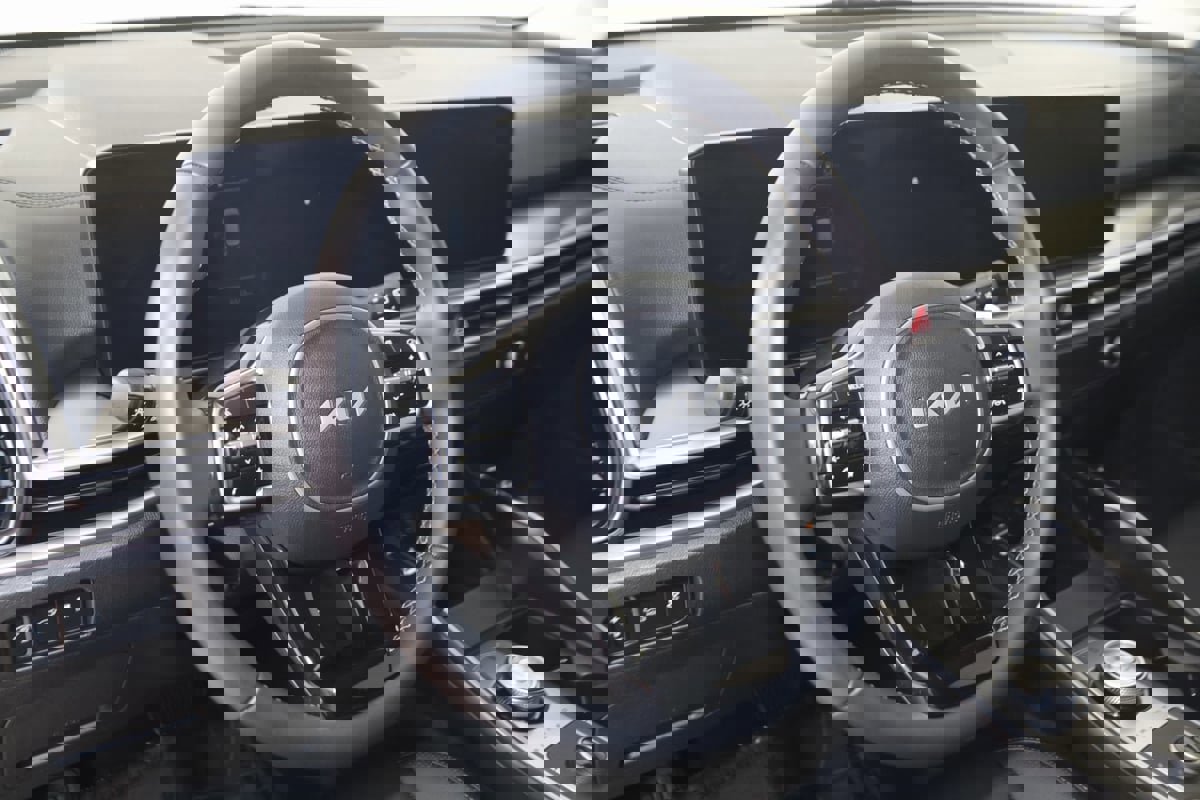 Used 2025 Kia Sorento EX image 6