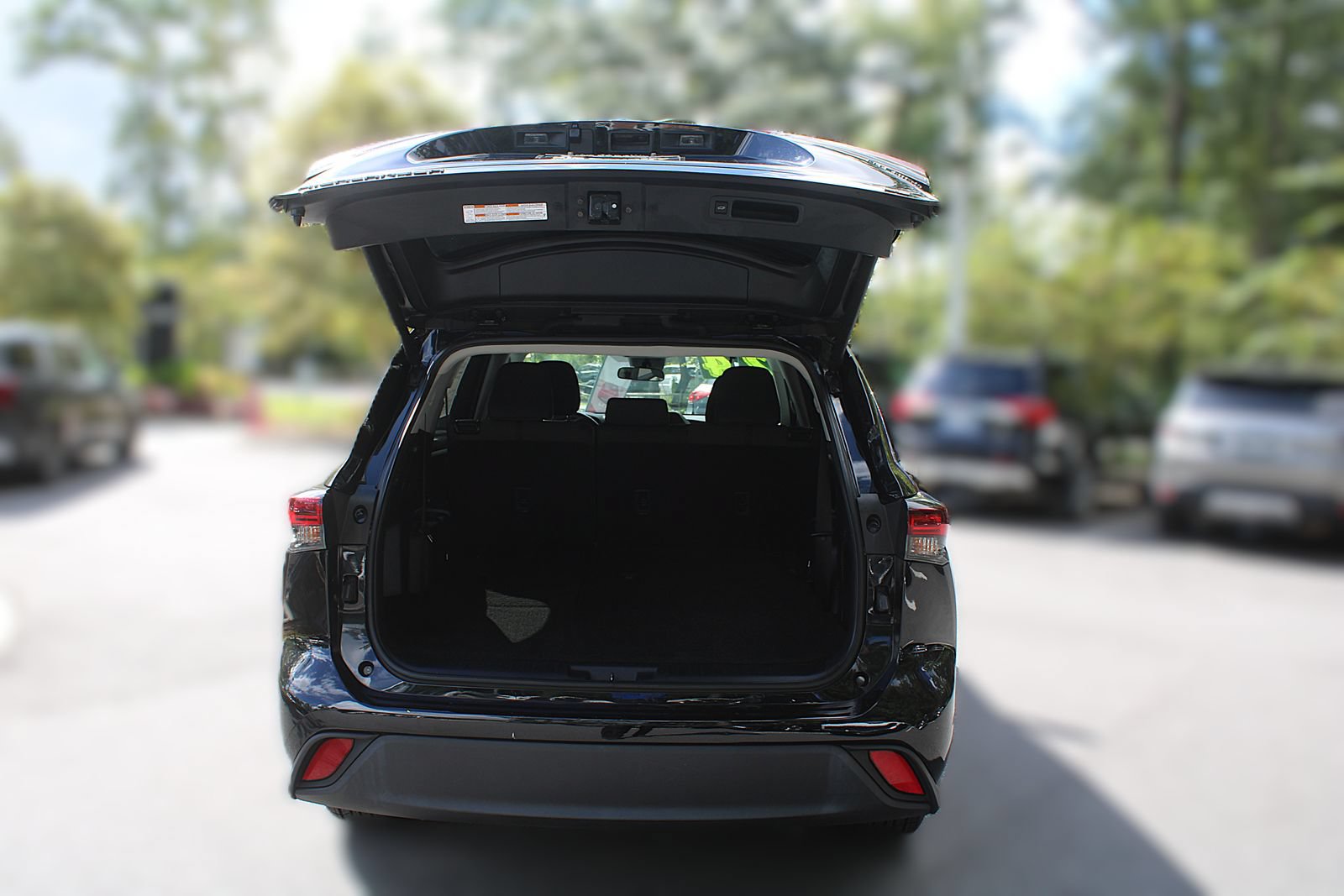 Used 2024 Toyota Highlander LE FWD image 10