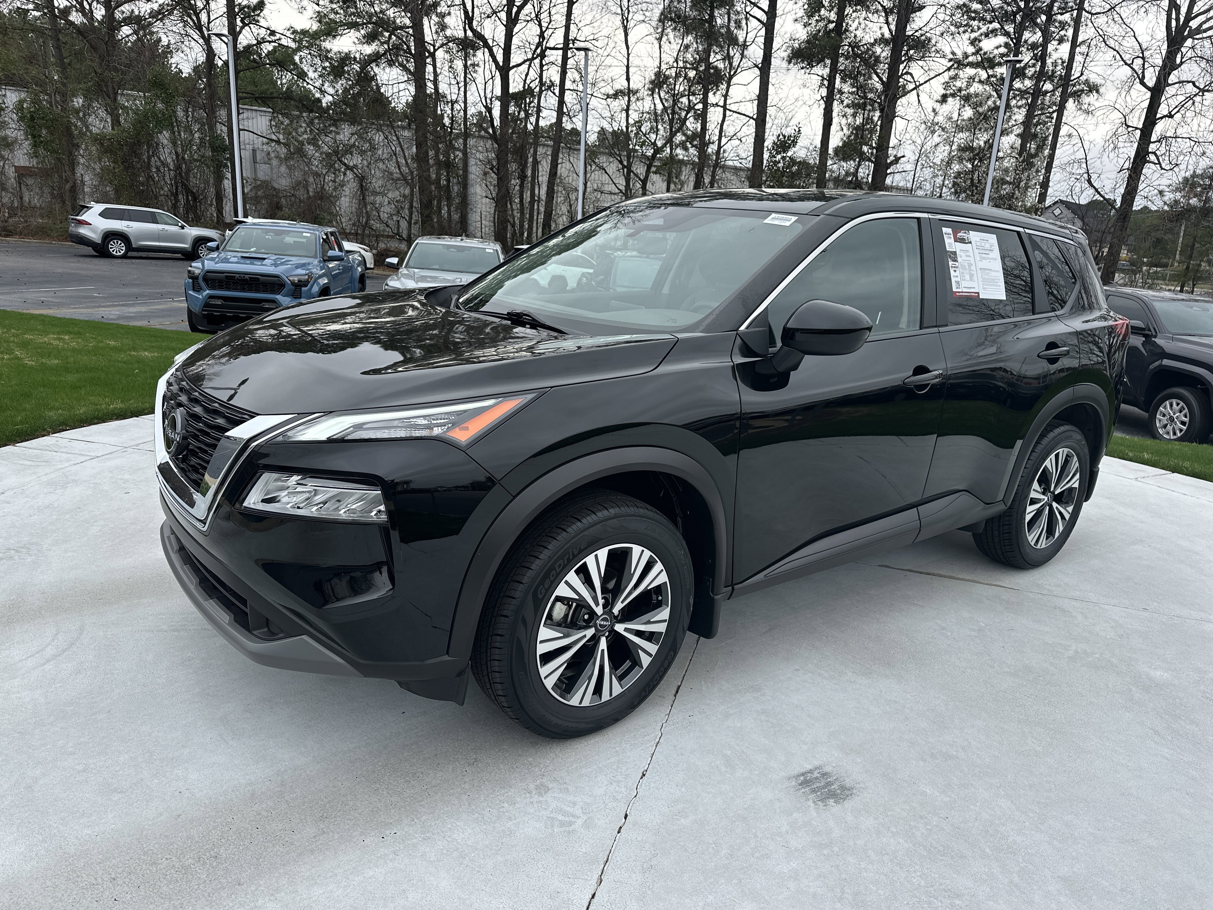 Used 2023 Nissan Rogue SV image 5