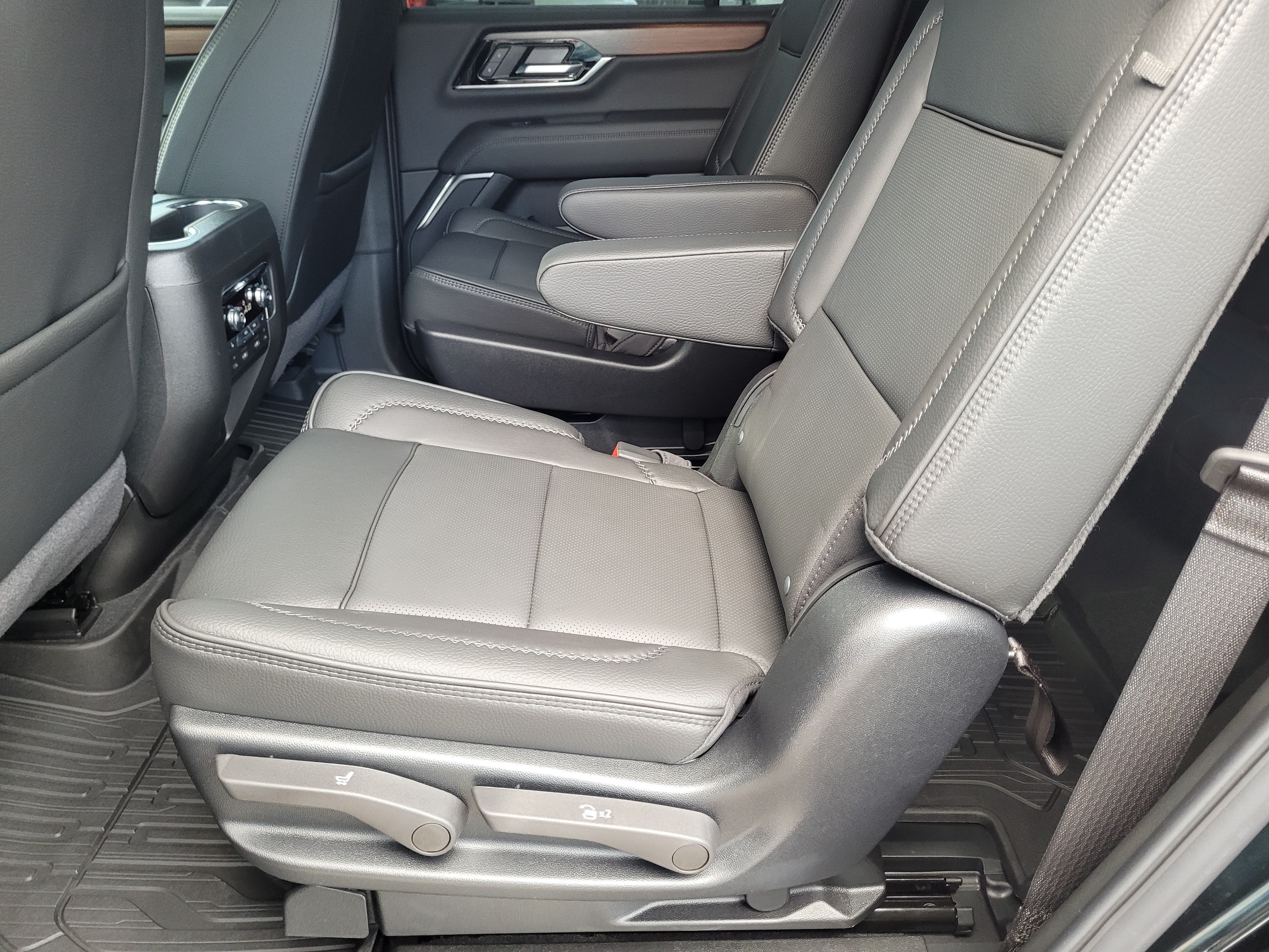 Used 2026 GMC Yukon Denali w/ Denali Reserve Package AWD/4WD image 26