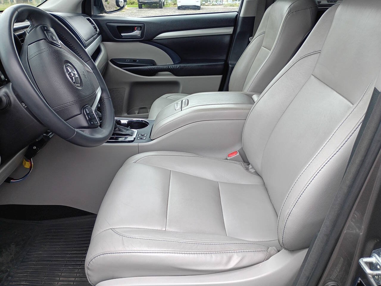 Used 2016 Toyota Highlander XLE AWD/4WD image 11