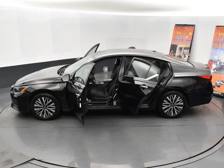 Used 2024 Nissan Altima 2.5 SV image 7