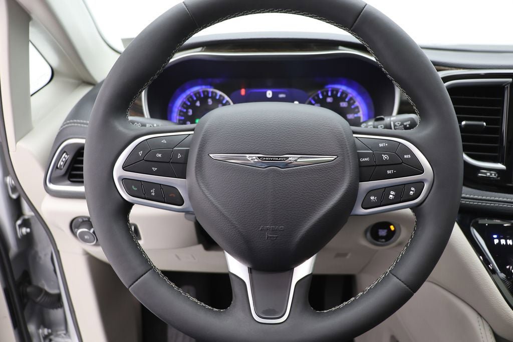 Used 2024 Chrysler Pacifica Limited FWD image 18