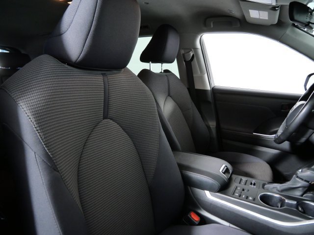 Used 2024 Toyota Highlander LE AWD/4WD image 11